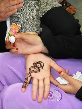 Henna hands