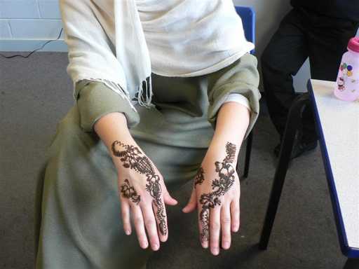 Hena hands